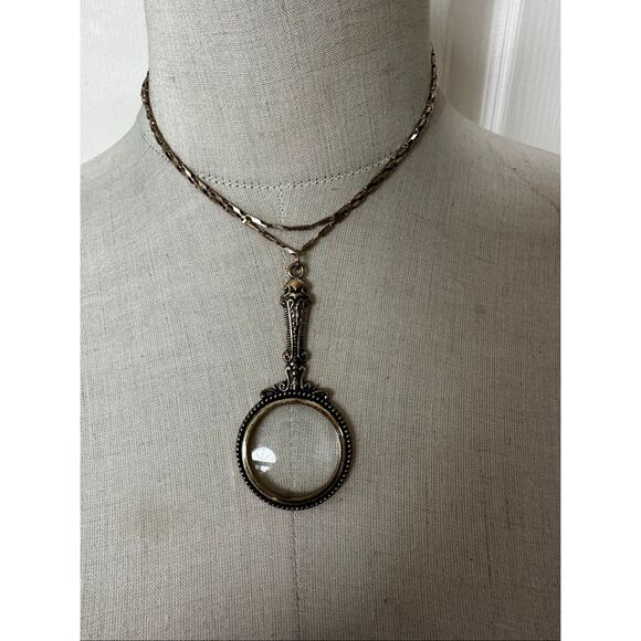 Vintage-Style Magnifying Glass Pendant Necklace Gold Tone Victorian Design - Picture 1 of 9